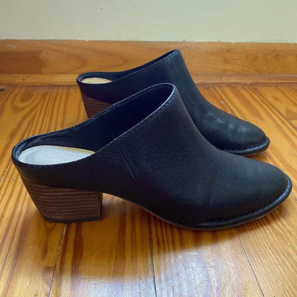 LIKE NEW Clarks Isla Black Leather Mules Size 9.5